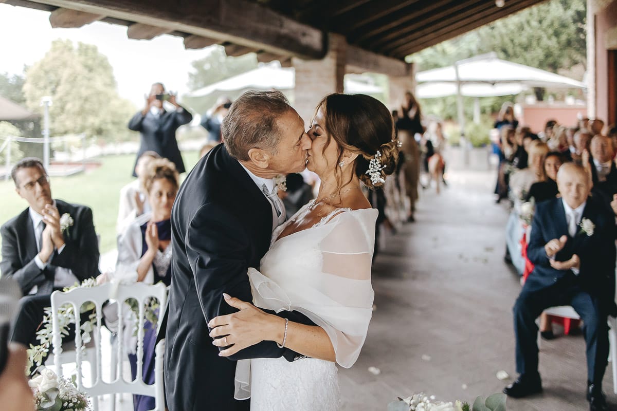 Matrimonio a "La Madernassa" nelle Langhe sotto la pioggia. Cerimonia.Bacio