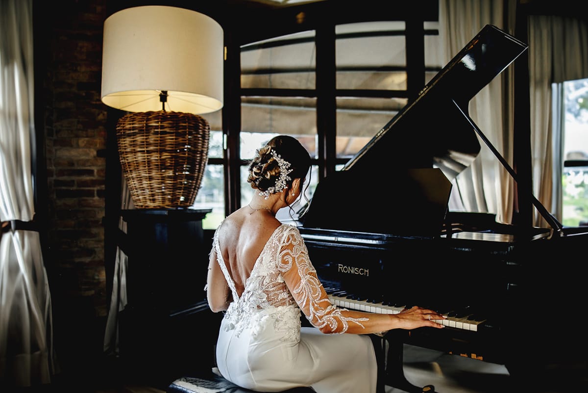 Post wedding a La Madernassa. Sposa suona il pianoforte