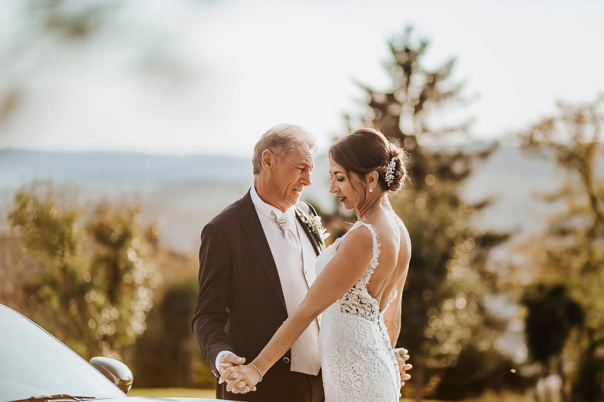 Post wedding a La Madernassa. Sposi all'esterno vicino alla Porsche bianca.