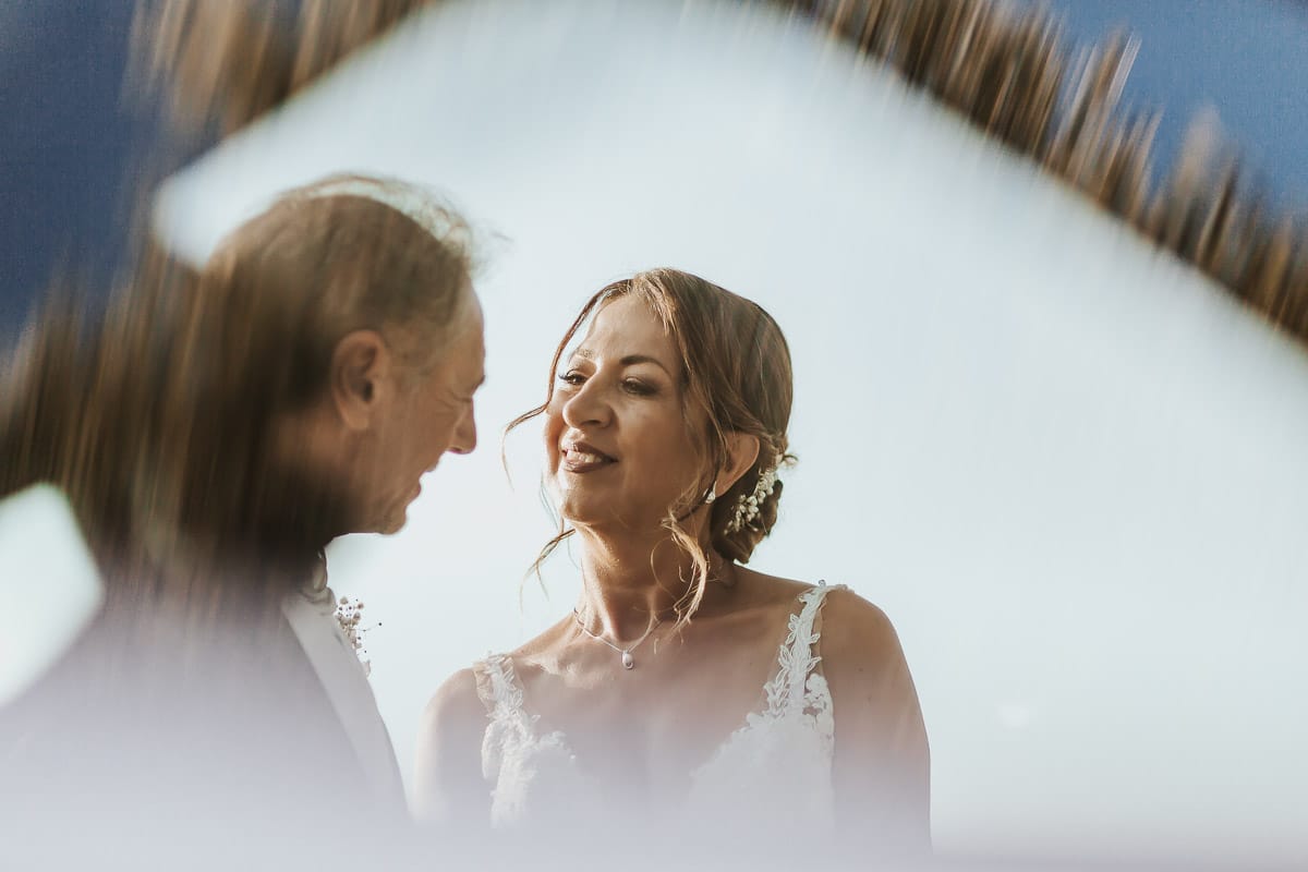 Post wedding a La Madernassa. Sposi all'esterno vicino alla Porsche bianca. Ripresi dal riflesso sull'auto.