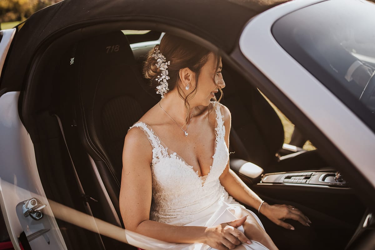 Post wedding a La Madernassa. Sposi all'esterno dentro la Porsche bianca.