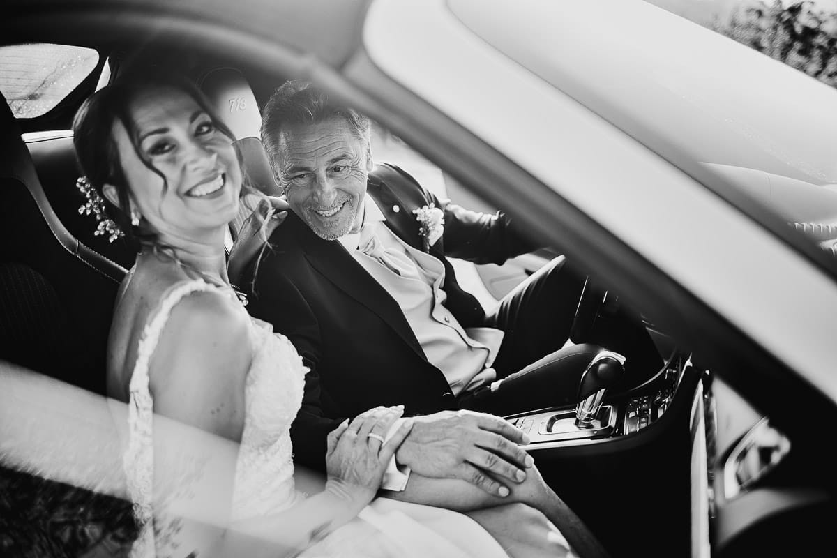 Post wedding a La Madernassa. Sposi all'esterno dentro la Porsche bianca.