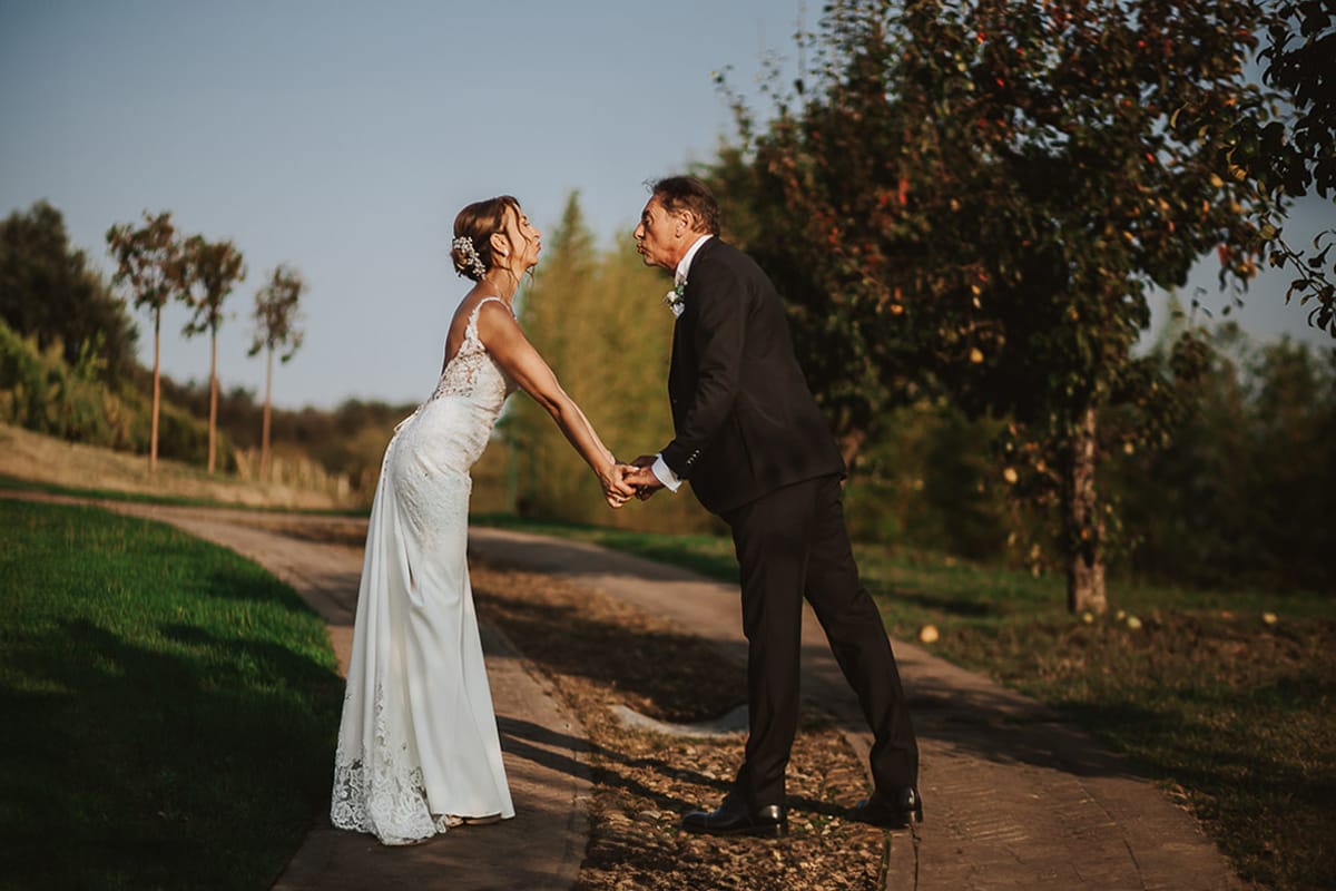 Post wedding a La Madernassa. Sposi passeggiano tra i peri che danno il nome alla location