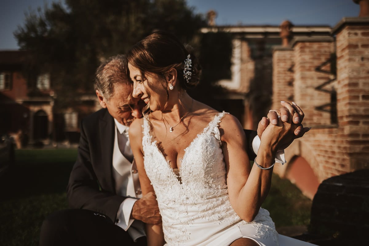 Post wedding a La Madernassa. Sposi seduti su di un muretto di mattoni