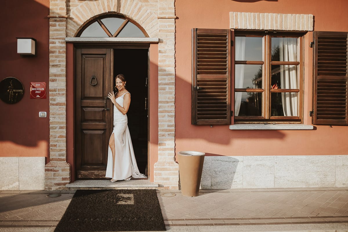 Post wedding a La Madernassa. sposa esce dal portoncino d'ingresso