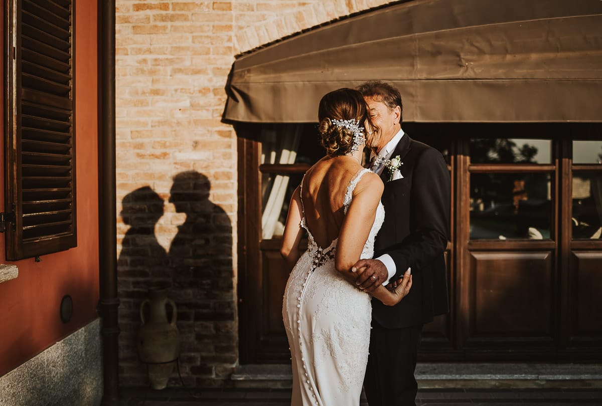 Post wedding a La Madernassa. Ritratto degli sposi con ombra proiettata sul muro di mattoni