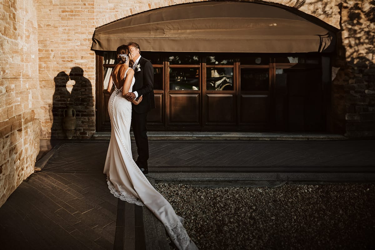Post wedding a La Madernassa. Ritratto degli sposi con ombra proiettata sul muro di matton