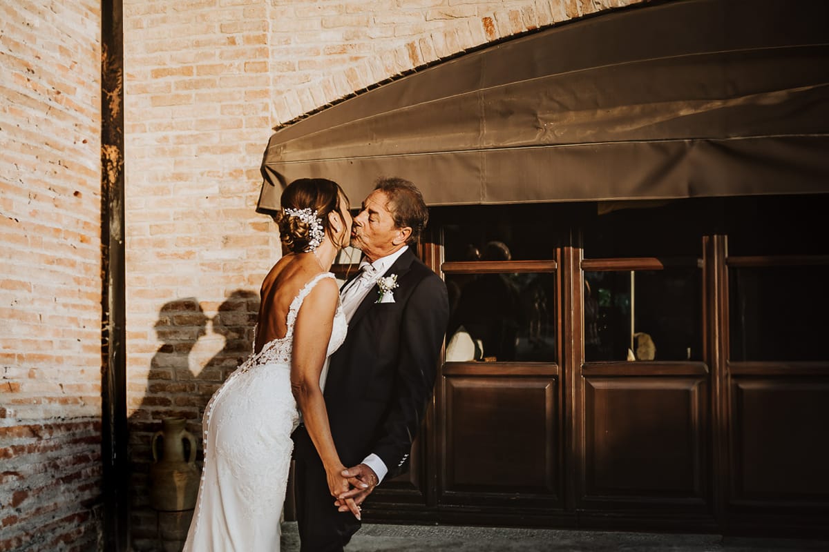 Post wedding a La Madernassa. Ritratto degli sposi con ombra proiettata sul muro di matton