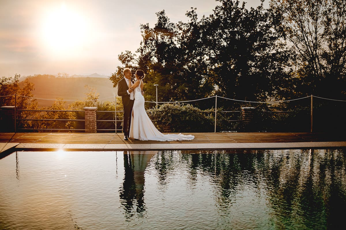 Post wedding a La Madernassa. Sposi passeggiano a bordo piscina