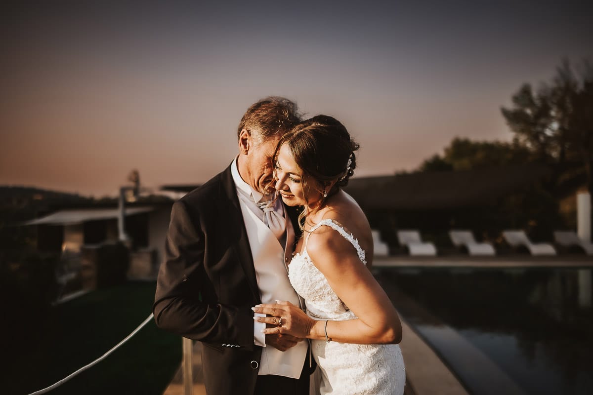 Post wedding a La Madernassa. Sposi passeggiano a bordo piscina