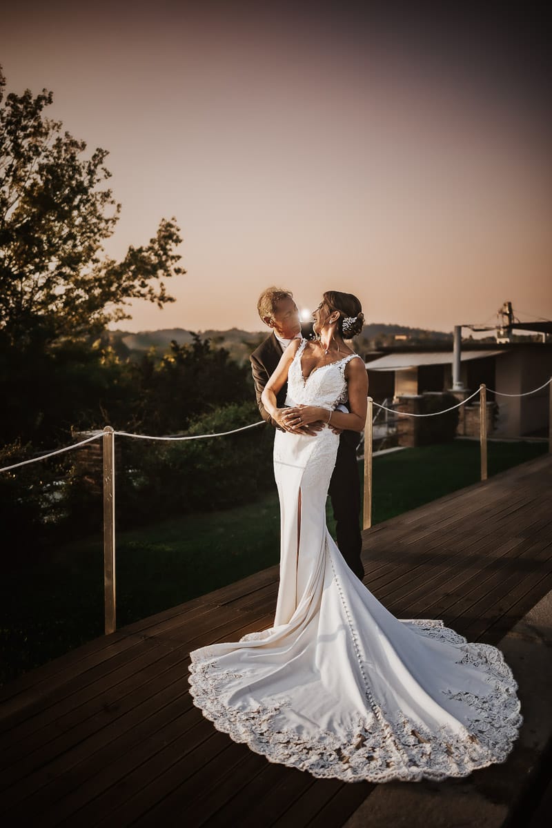 Post wedding a La Madernassa. Sposi passeggiano a bordo piscina