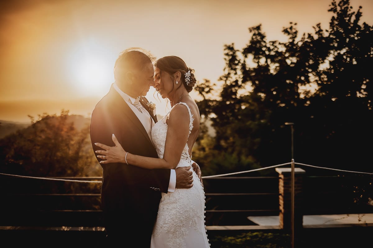 Post wedding a La Madernassa. Sposi passeggiano a bordo piscina