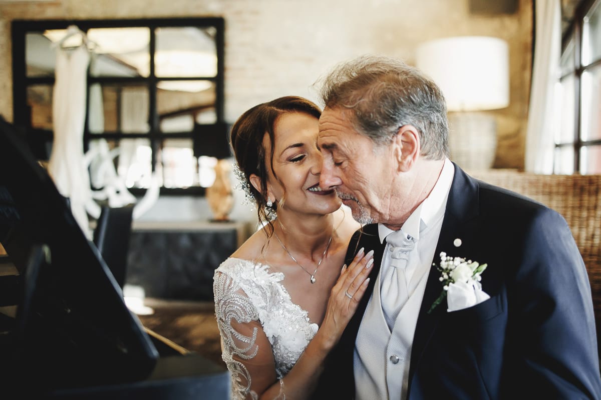 Post wedding a La Madernassa. Sposo suona il pianoforte. Sposa lo guarda appoggiando le mani sul suo braccio