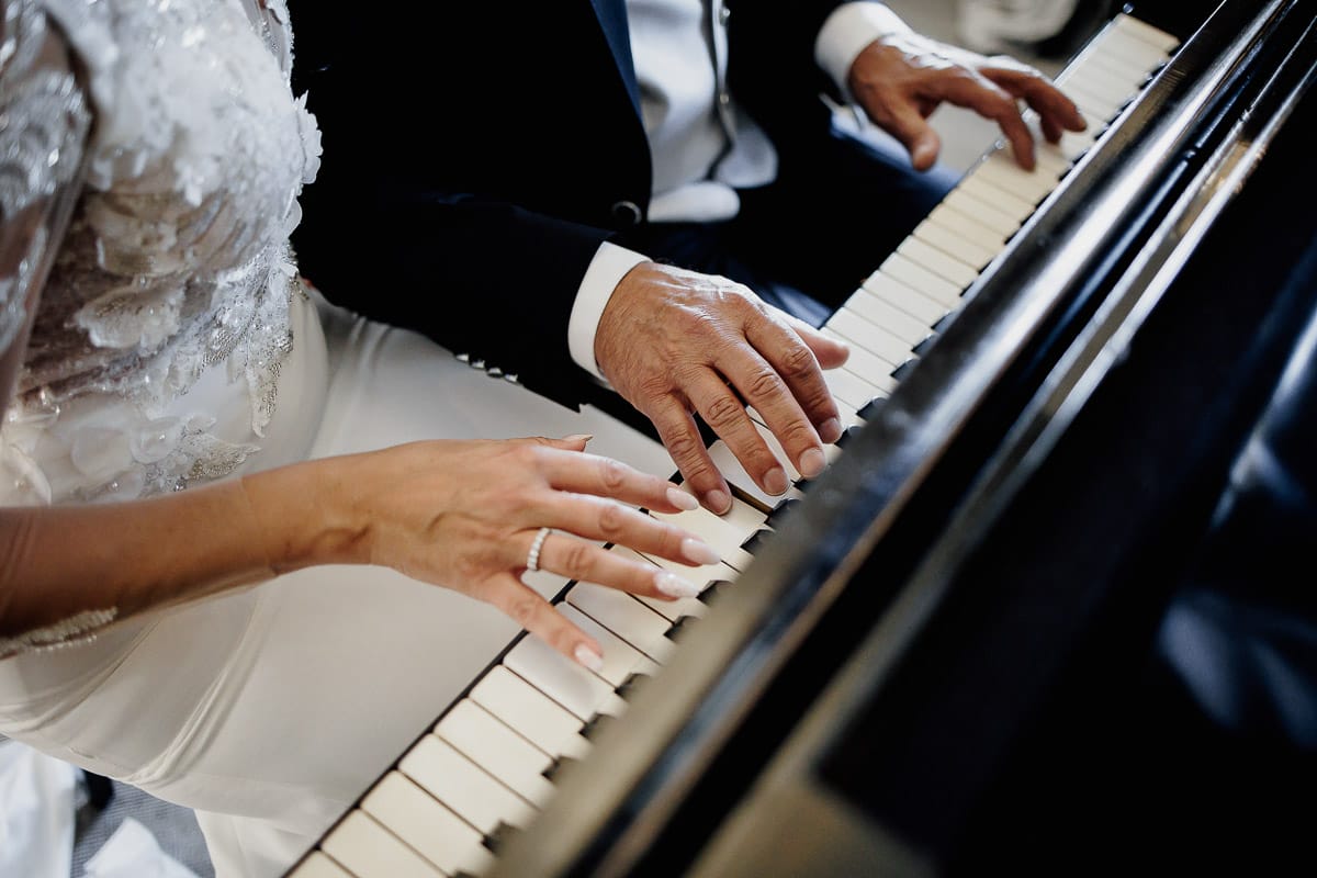 Post wedding a La Madernassa. Sposi suonano il pianoforte.