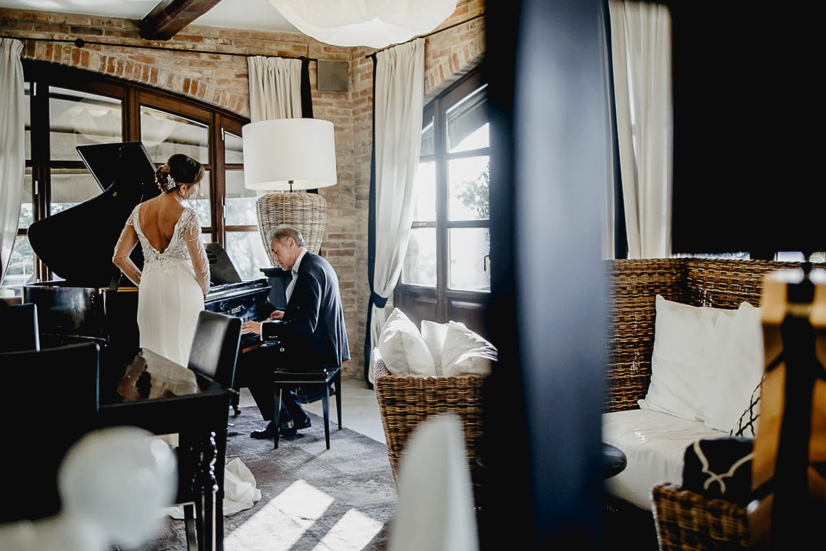 Post wedding a La Madernassa. Sposo suona il pianoforte e sposa ascolta