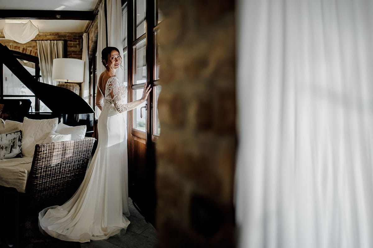 Post wedding a La Madernassa. Ritratto della sposa alla finestra