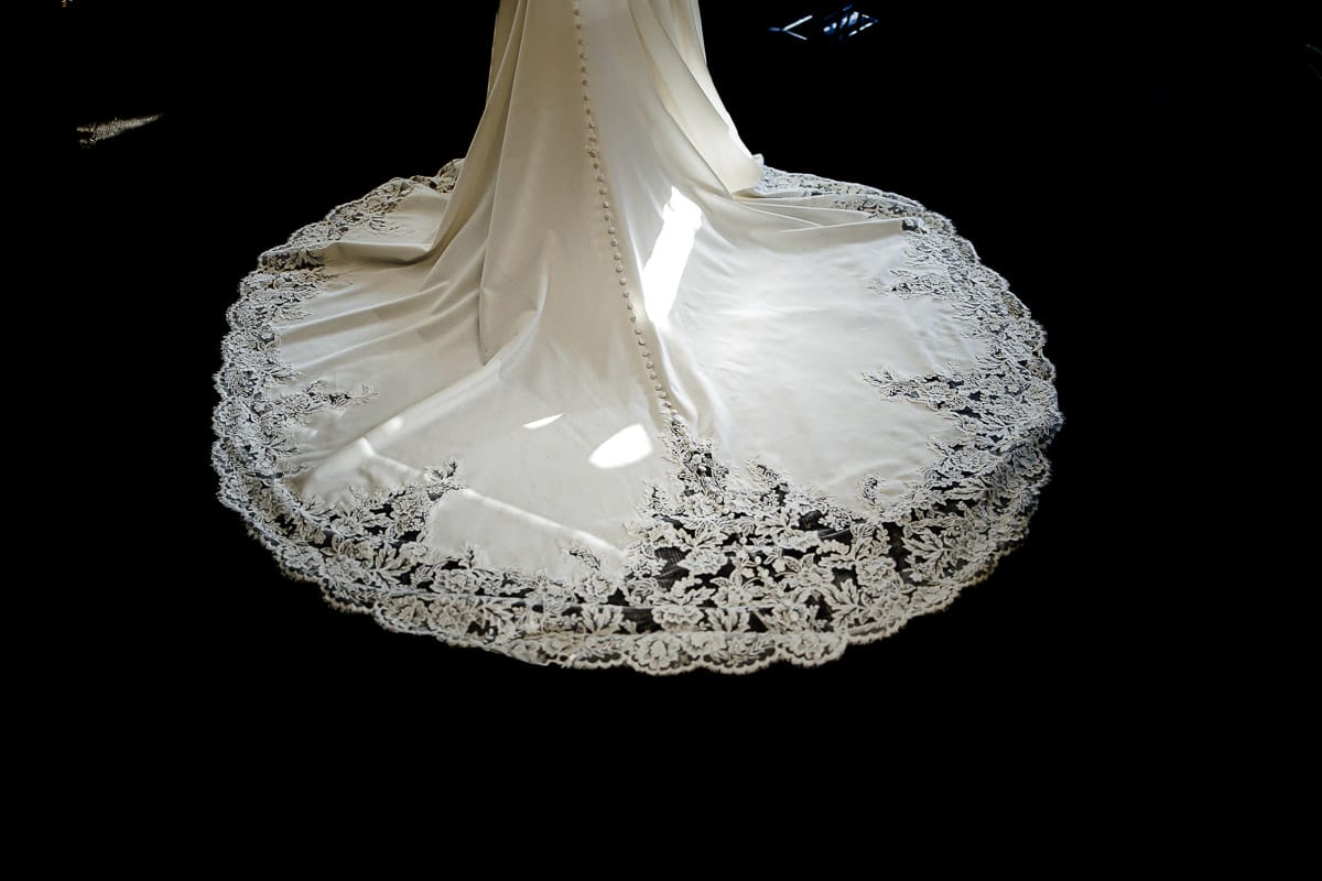 Post wedding a La Madernassa. Particolare dello strascico dell'abito da sposa.