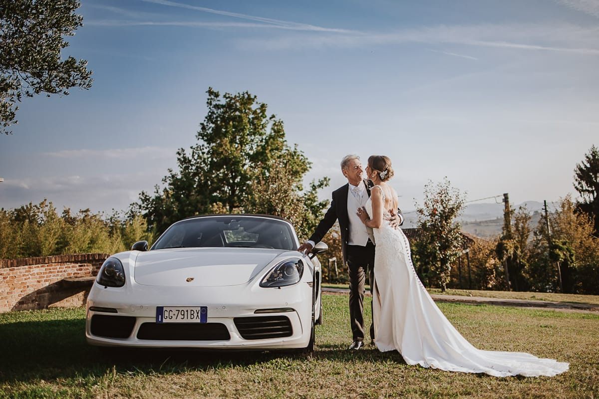 Post wedding a La Madernassa. Sposi all'esterno vicino alla Porsche bianca.