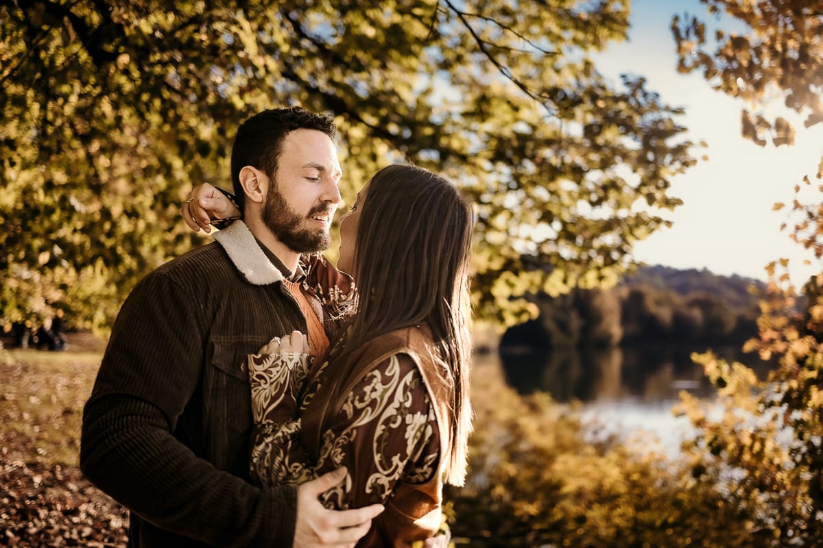 Prewedding a Torino, sul lungo Po al tramonto. La coppia si bacia.
