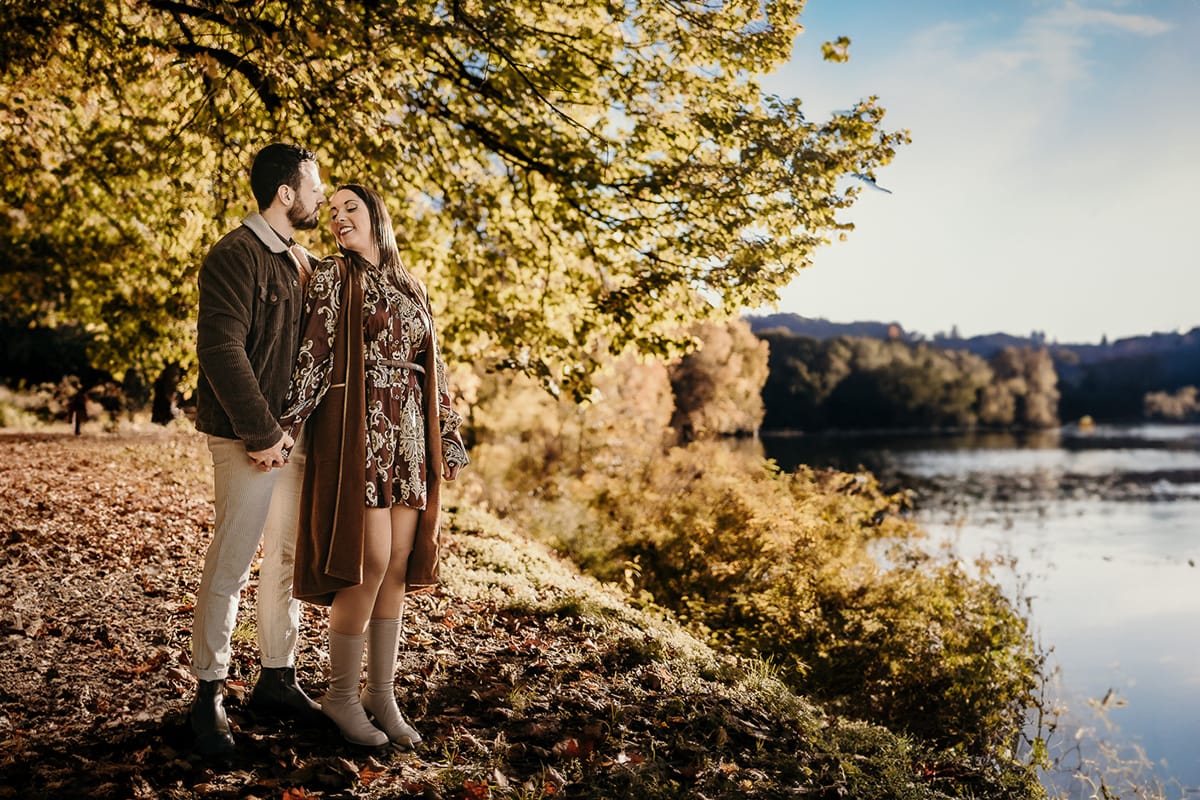 Prewedding a Torino, sul lungo Po al tramonto. La coppia si guarda