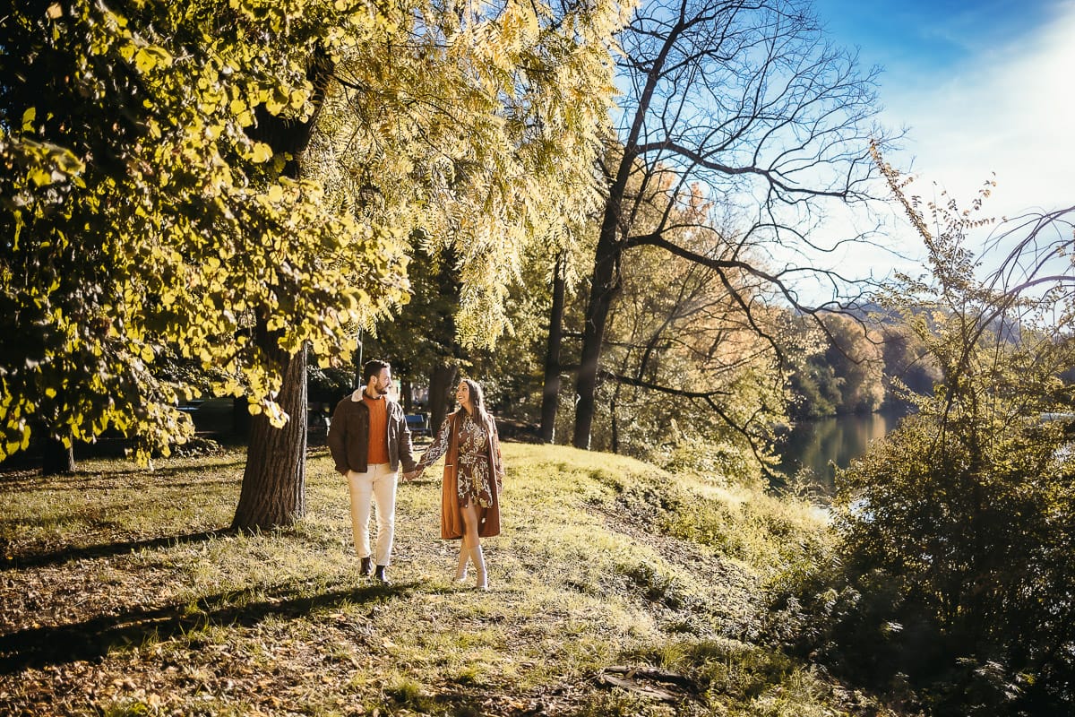 Prewedding a Torino, sul lungo Po al tramonto. Coppia passeggia