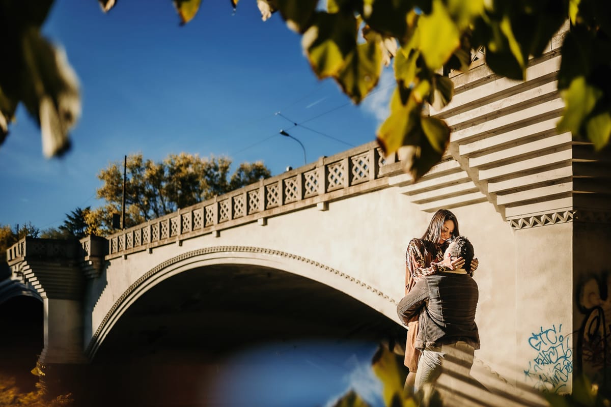 Prewedding a Torino, sul lungo Po al tramonto. La coppia si bacia. Il ragazzo prende la ragazza in braccio davanti al ponte sul Po.
