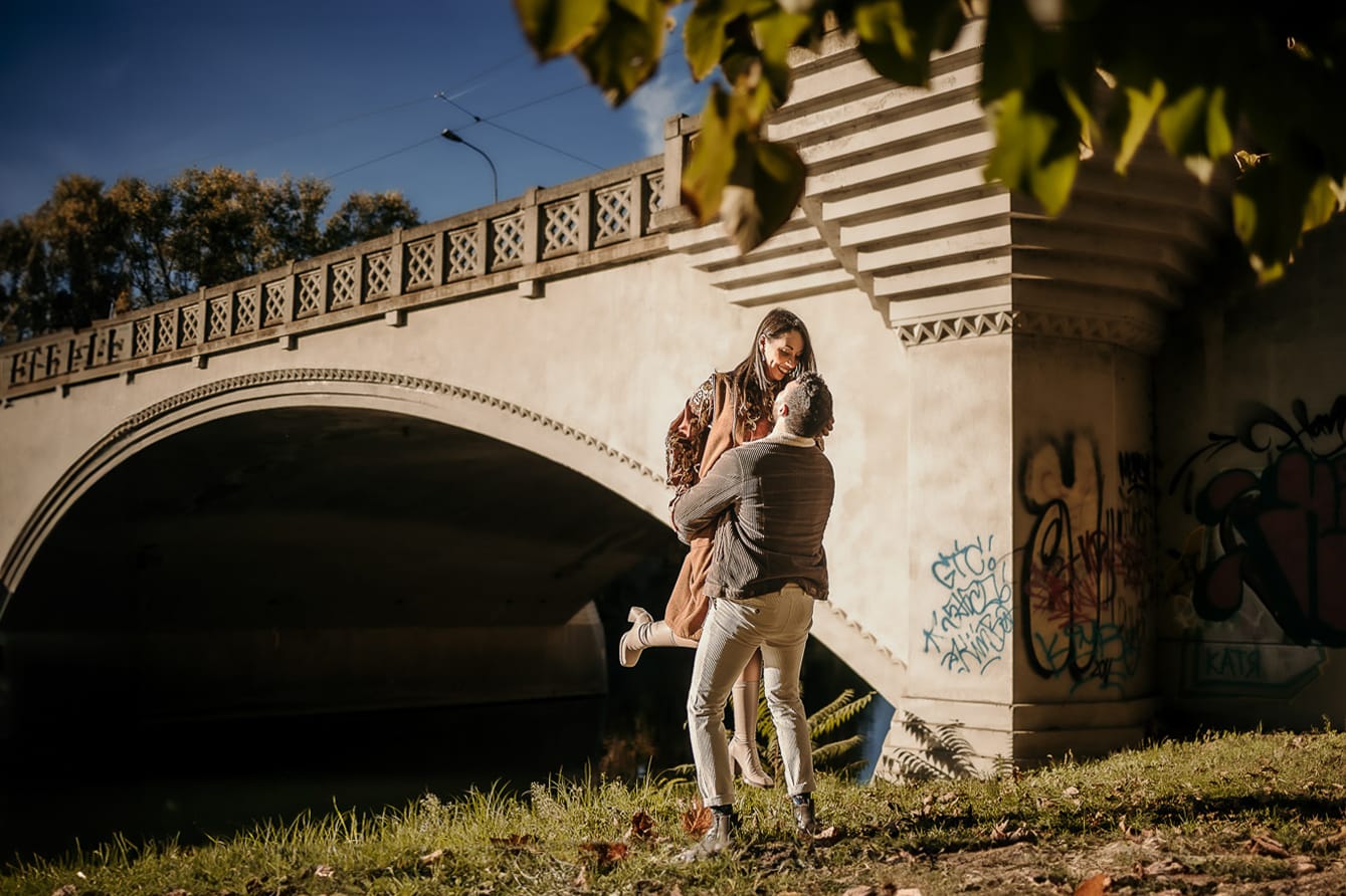 Prewedding a Torino, sul lungo Po al tramonto. La coppia si bacia. Il ragazzo prende la ragazza in braccio davanti al ponte sul Po.