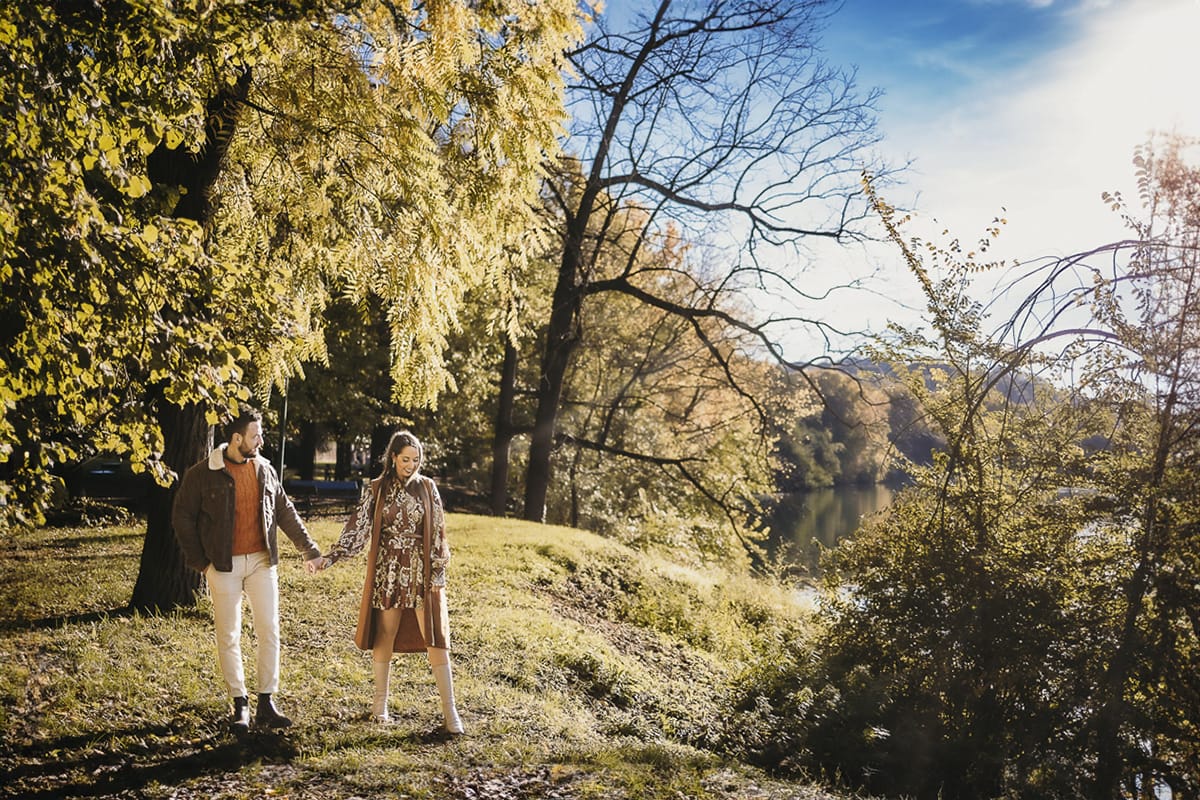 Prewedding a Torino, sul lungo Po al tramonto. Coppia passeggia