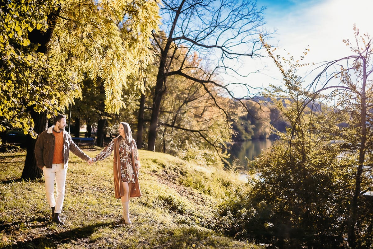 Prewedding a Torino, sul lungo Po al tramonto. Coppia passeggia