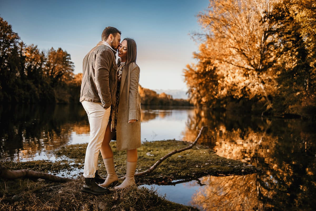 Prewedding a Torino, sul lungo Po al tramonto. Ritratto sulla riva del fiume con la magia dell'autunno sull'acqua