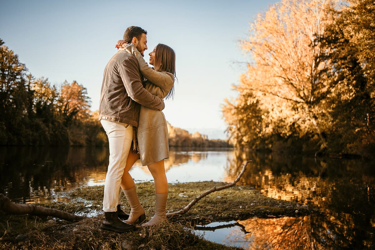 Prewedding a Torino, sul lungo Po al tramonto. Ritratto sulla riva del fiume con la magia dell'autunno sull'acqua