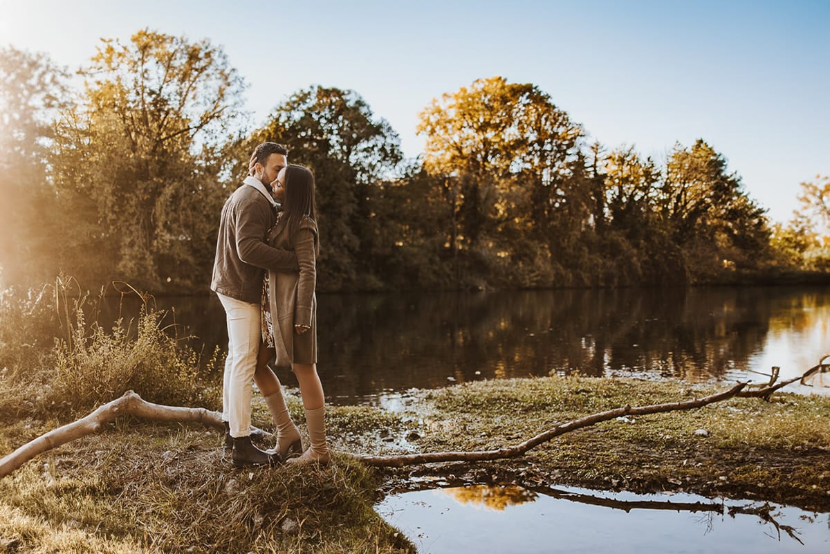 Prewedding a Torino, sul lungo Po al tramonto. Ritratto sulla riva del fiume con la magia dell'autunno sull'acqua