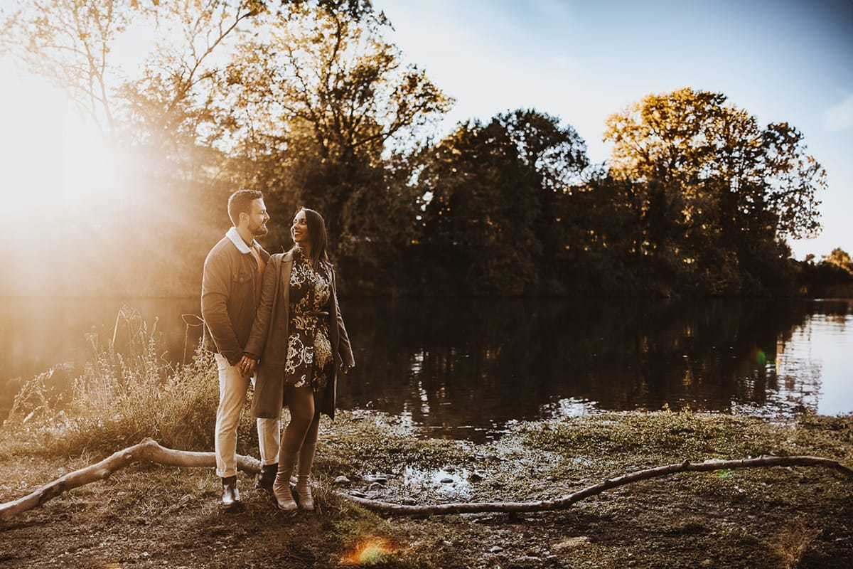 Prewedding a Torino, sul lungo Po al tramonto. Ritratto sulla riva del fiume con la magia dell'autunno sull'acqua