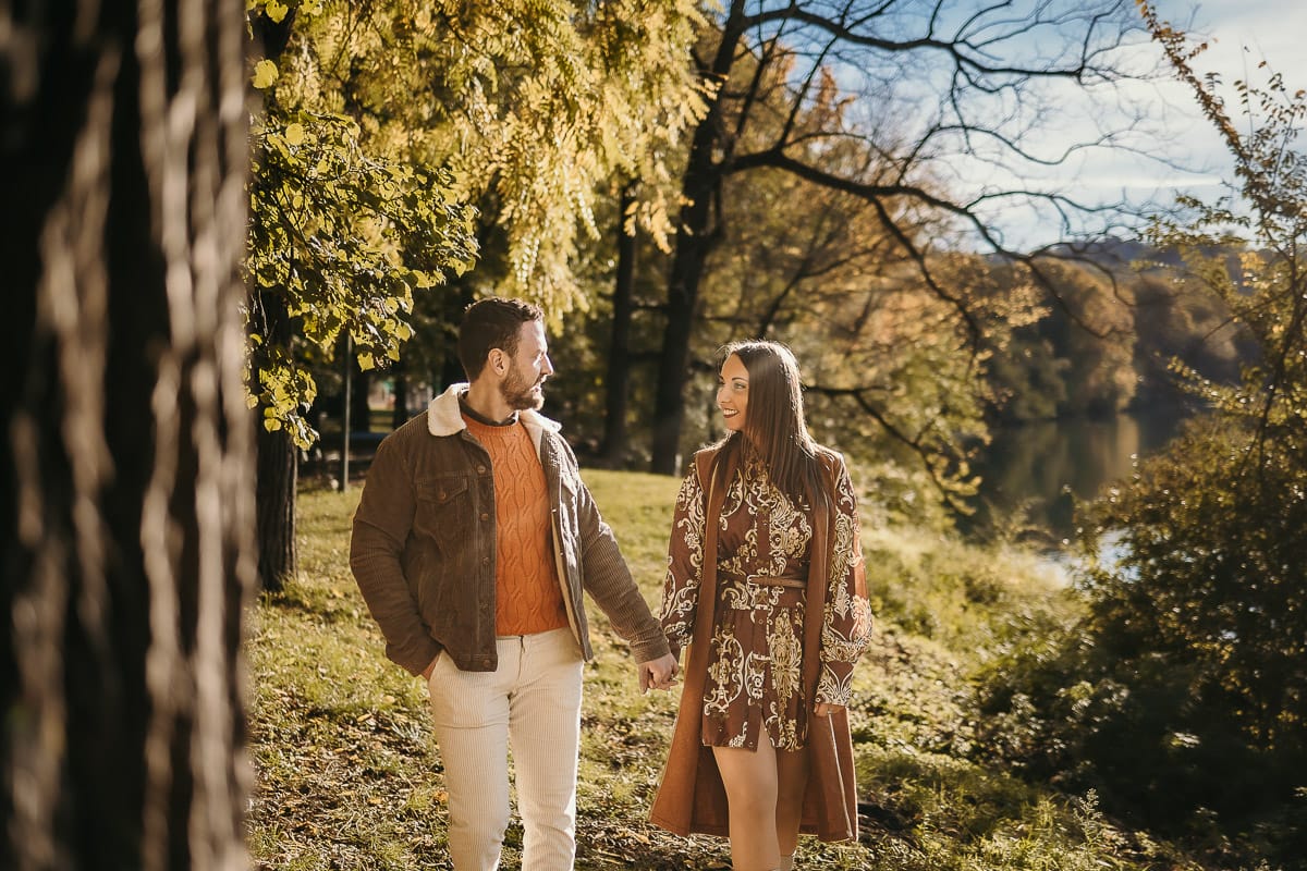 Prewedding a Torino, sul lungo Po al tramonto. Coppia passeggia e si guarda