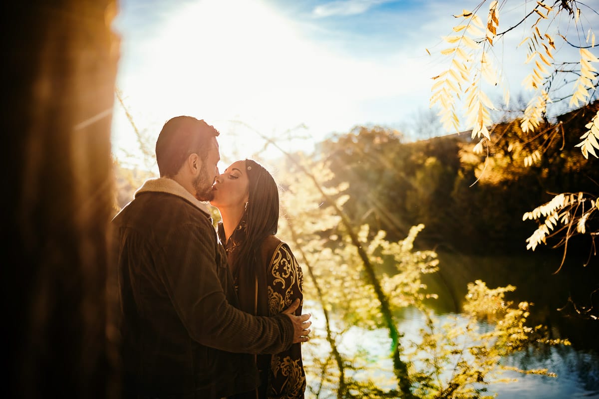 Prewedding a Torino, sul lungo Po al tramonto. Coppia si bacia