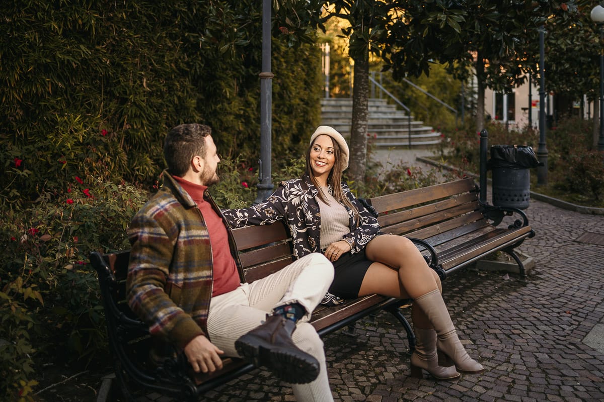 Prewedding a Torino, nella stazione di Sassi. Coppia seduta su di una panchina.