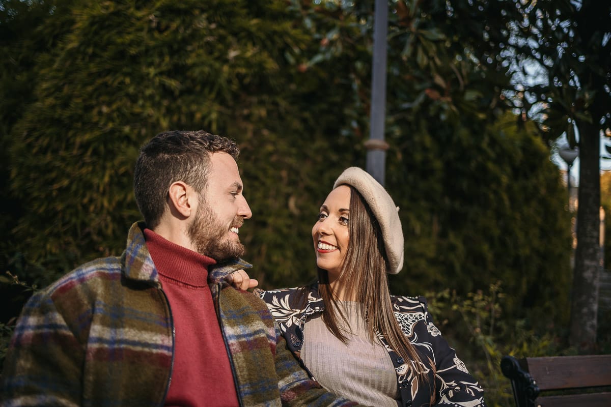 Prewedding a Torino, nella stazione di Sassi. Coppia seduta su di una panchina.