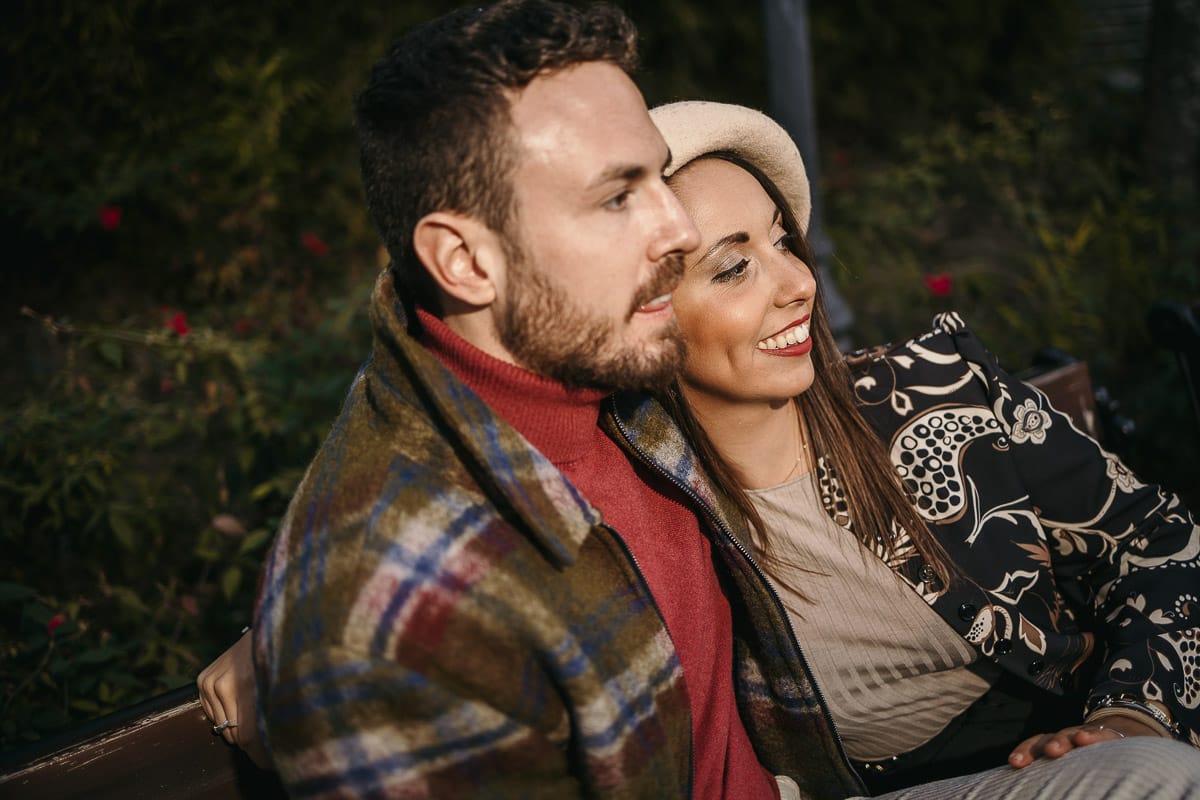 Prewedding a Torino, nella stazione di Sassi. Coppia seduta su di una panchina.