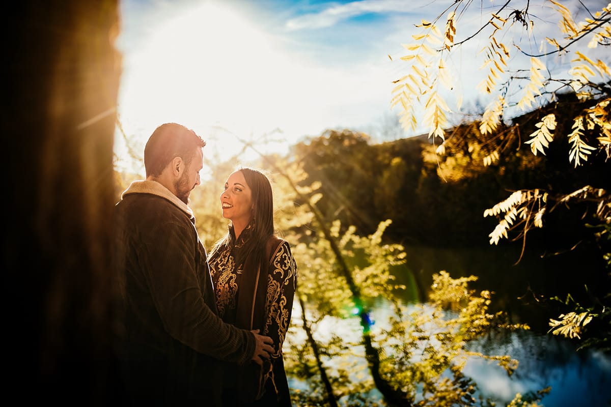 Prewedding a Torino, sul lungo Po al tramonto. Coppia si guarda