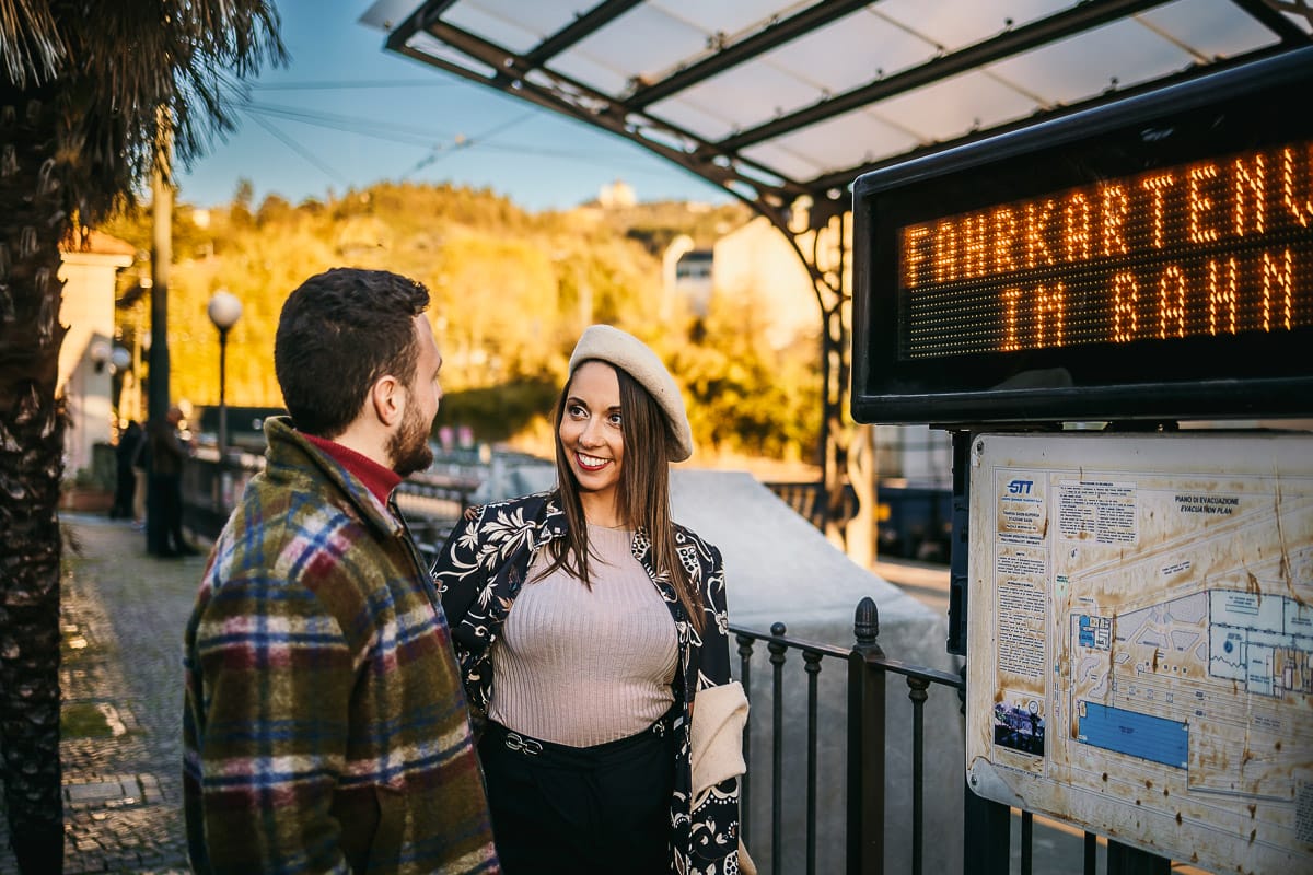 Prewedding a Torino, nella stazione di Sassi. Coppia davanti al tabellone luminoso.