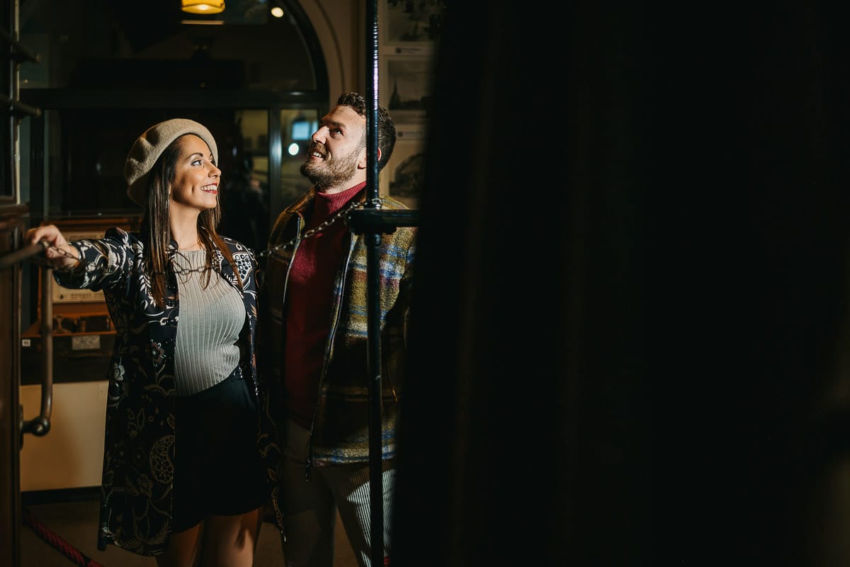 Prewedding a Torino, nella stazione di Sassi. Coppia nel museo dei treni.