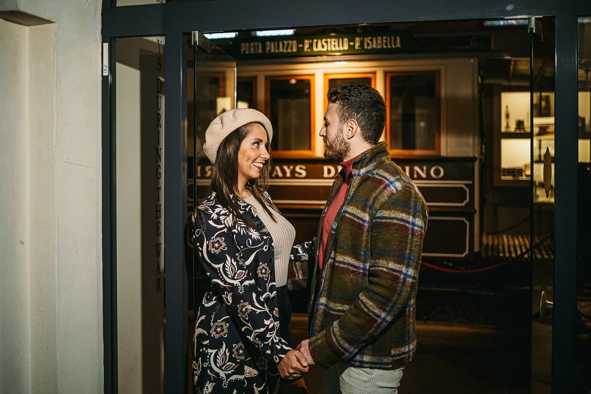 Prewedding a Torino, nella stazione di Sassi. Coppia nel museo dei treni.