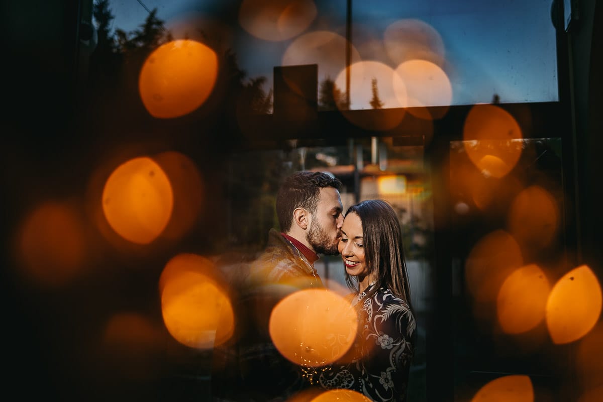 Prewedding a Torino, nella stazione di Sassi. Coppia nel museo dei treni. Flare creato da luci a led.