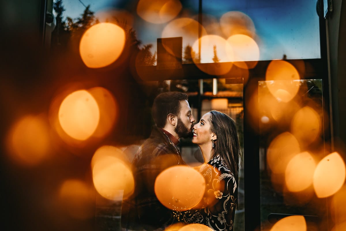 Prewedding a Torino, nella stazione di Sassi. Coppia nel museo dei treni. Flare creato da luci a led.