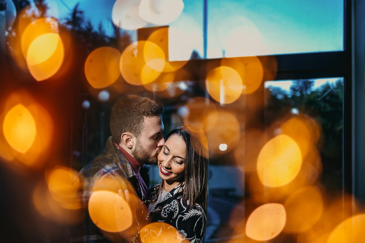 Prewedding a Torino, nella stazione di Sassi. Coppia nel museo dei treni. Flare creato da luci a led.