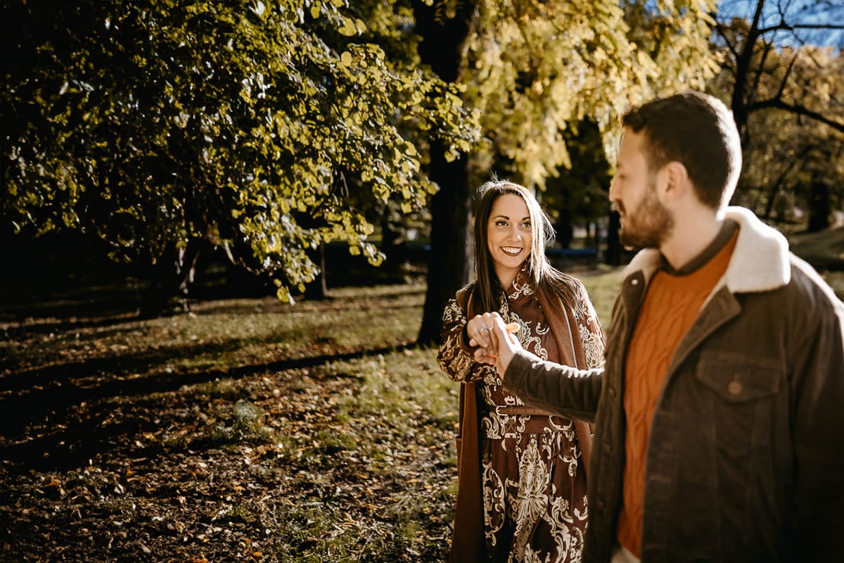 Prewedding a Torino, sul lungo Po al tramonto. Coppia passeggia