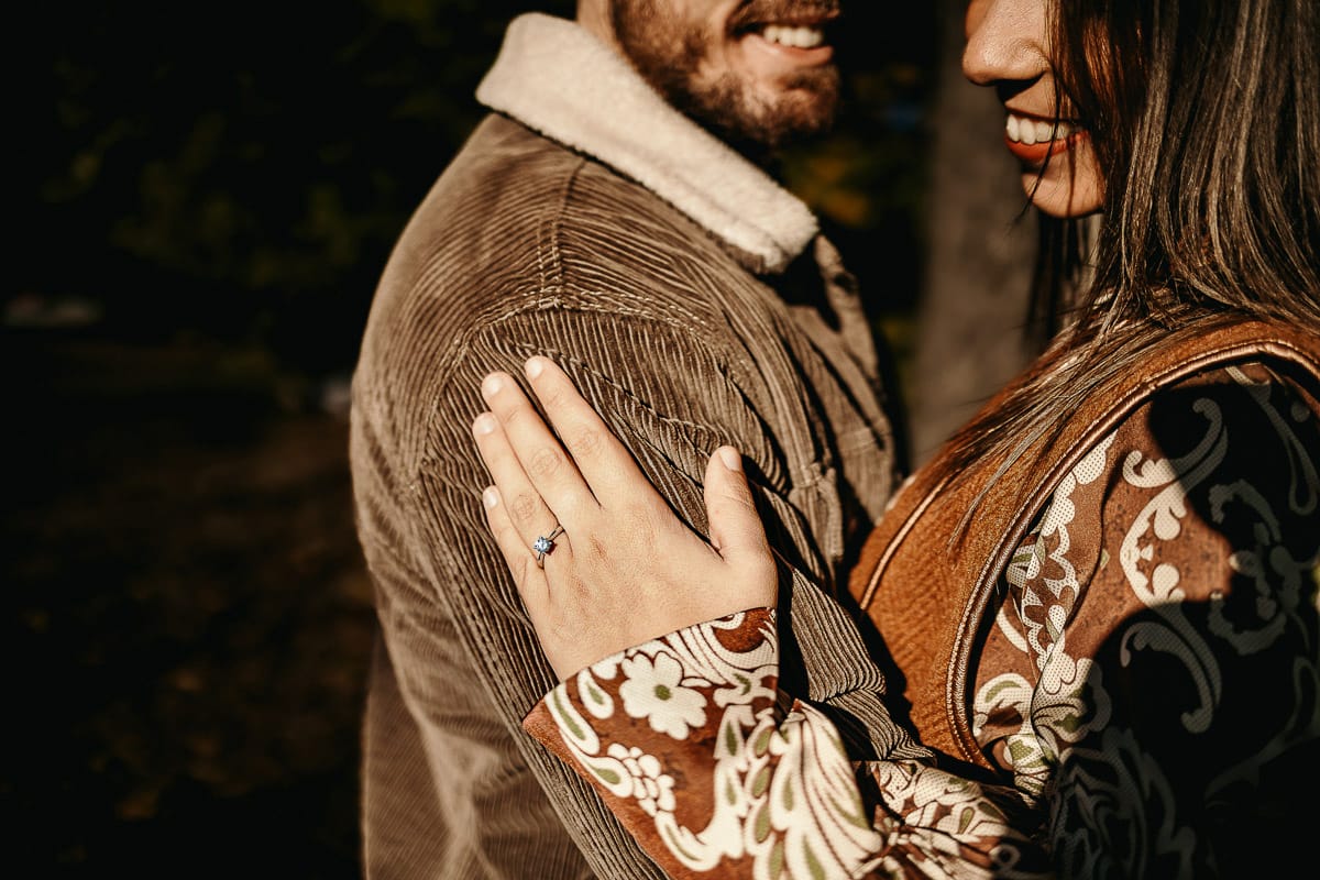 Prewedding a Torino, sul lungo Po al tramonto. dettaglio sulle mani e sull'anello di fidanzamento
