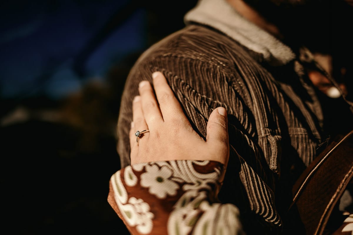 Prewedding a Torino, sul lungo Po al tramonto. dettaglio sulle mani e sull'anello di fidanzamento