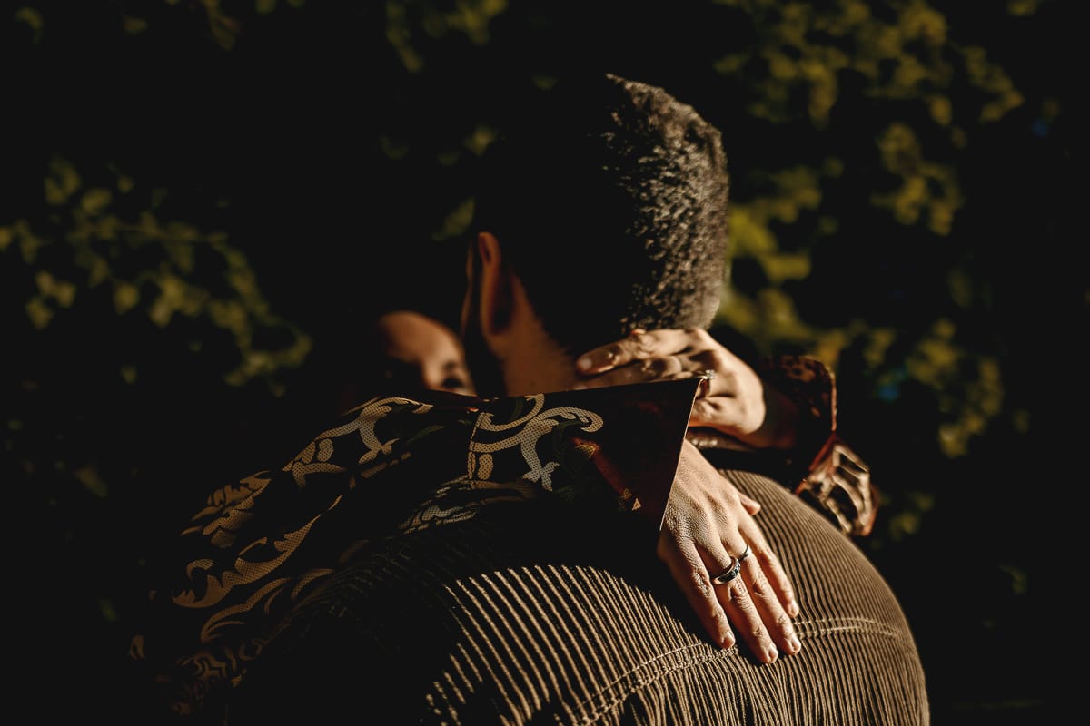 Prewedding a Torino, sul lungo Po al tramonto. dettaglio sulle mani e sull'anello di fidanzamento