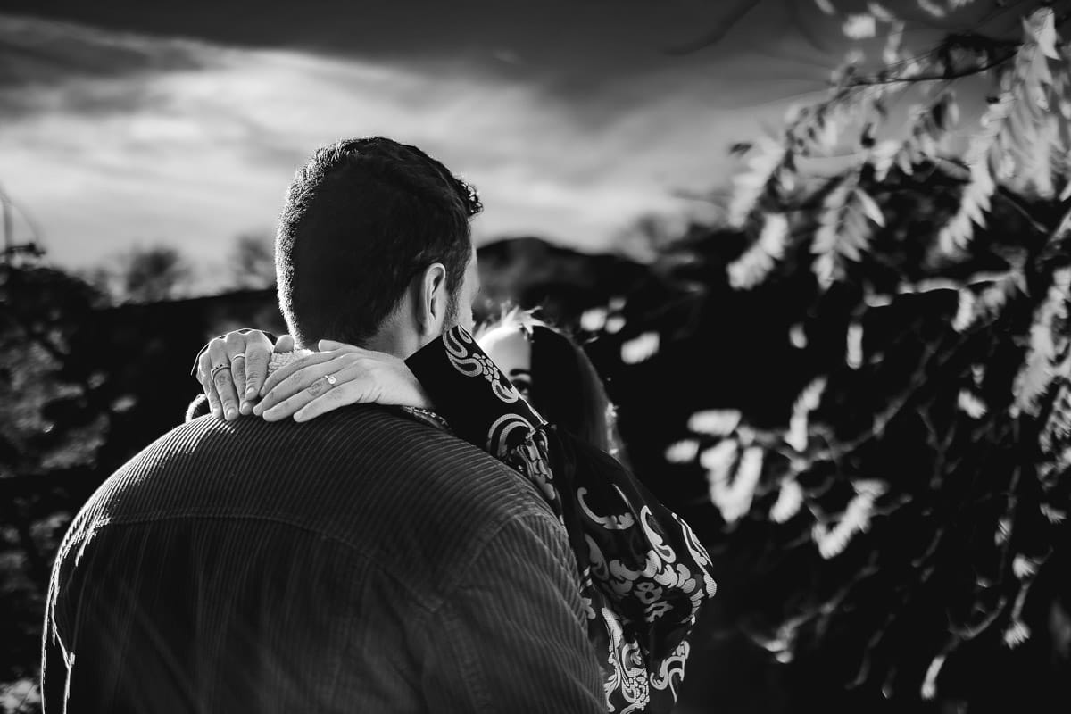 Prewedding a Torino, sul lungo Po al tramonto. Ragazzo bacia la ragazza sulla fronte. Flare.